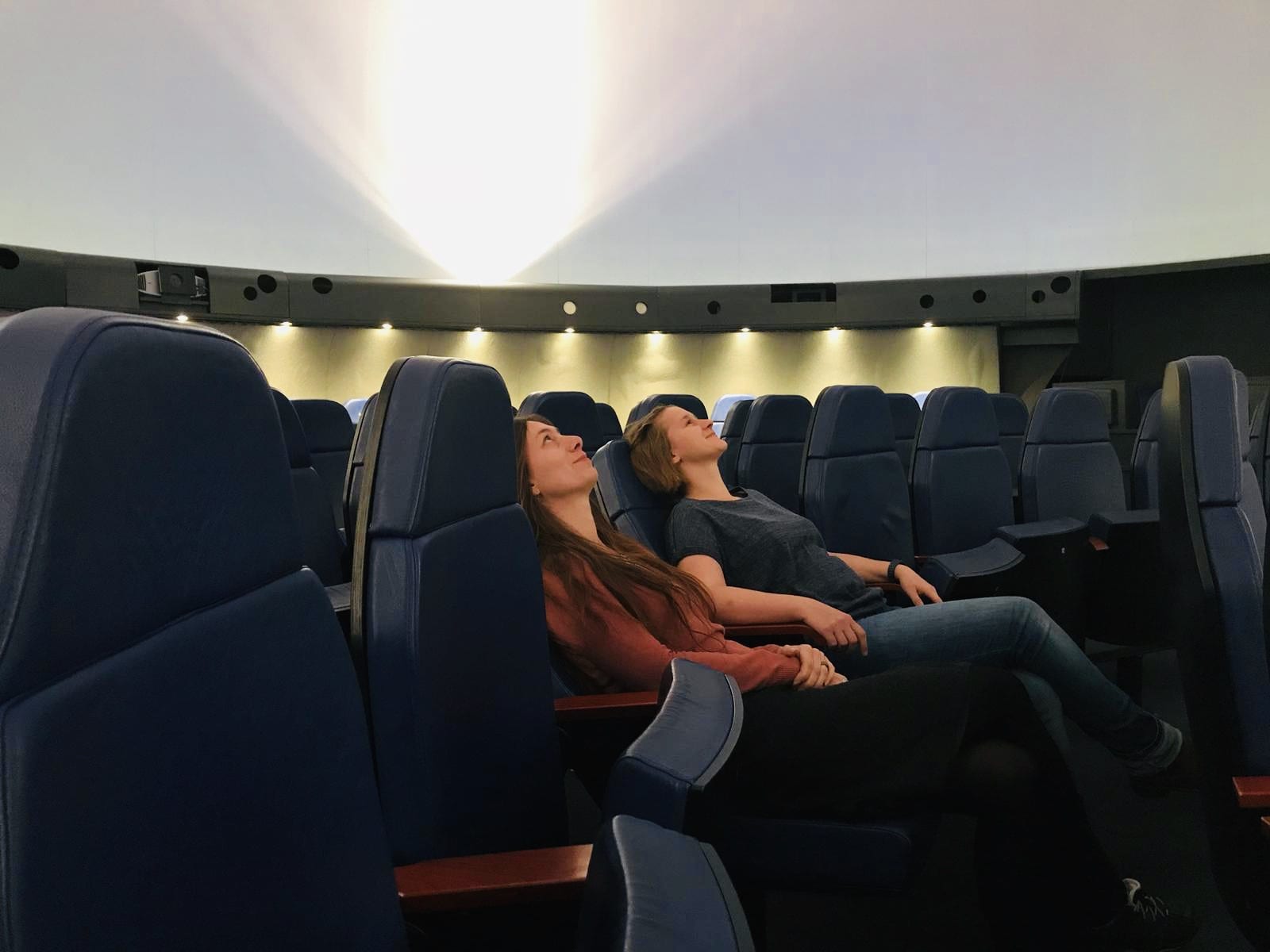 im Planetarium gemütlich in beweglichen Loungesesseln