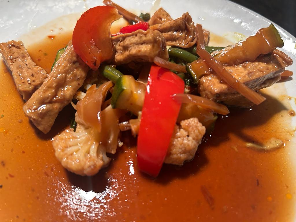 rotes Curry mit gebratenem Chili und Thai Basilikum