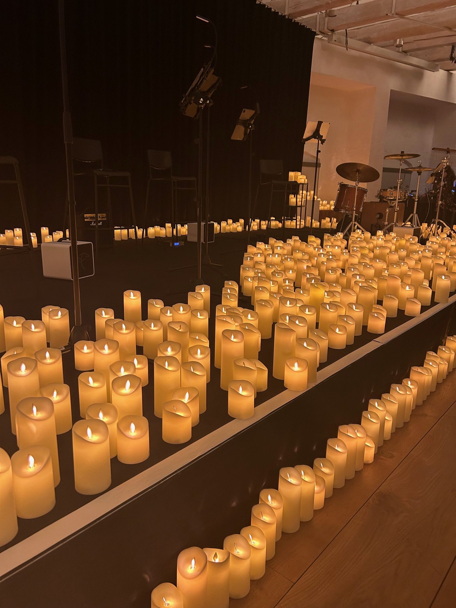 Eine Bühne umringt mit tausenden von warmen Kerzen